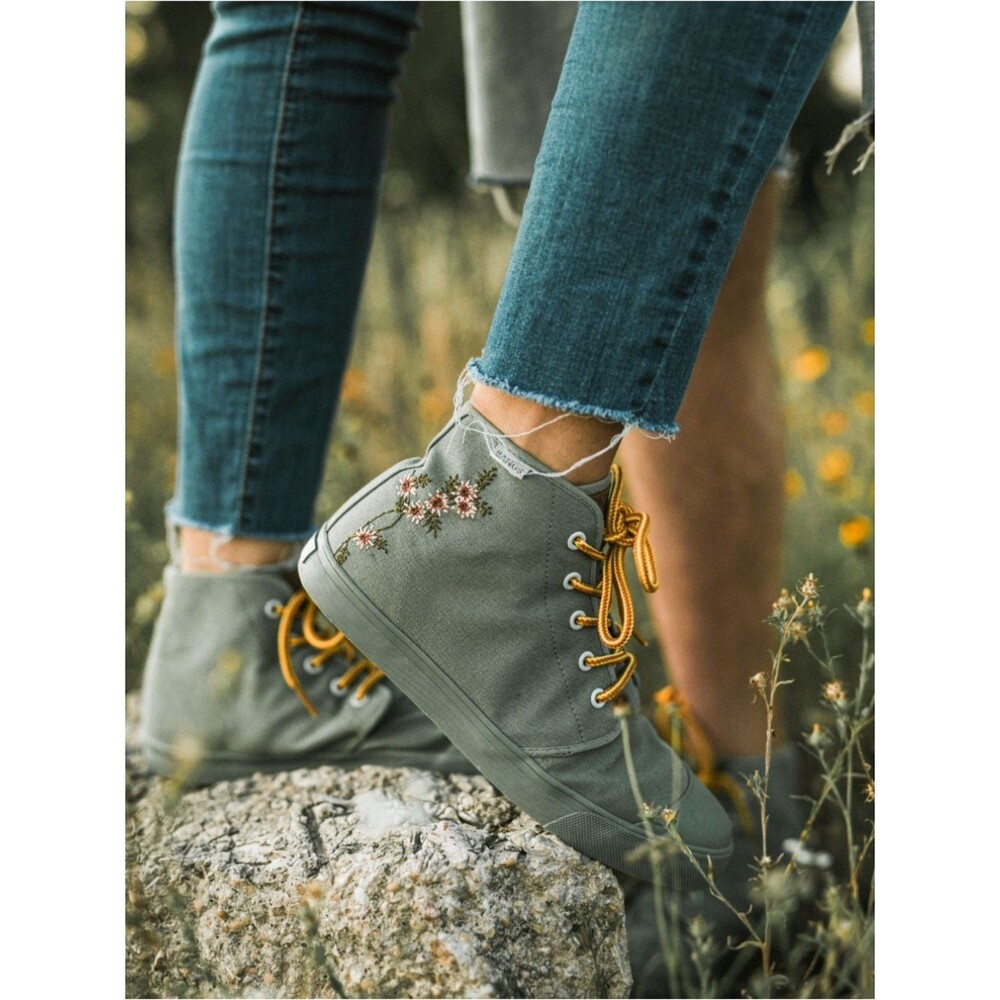 Bangs Sage Canvas Floral Bmbroidered Goblincore Cottage High Top Sneakers Size 9